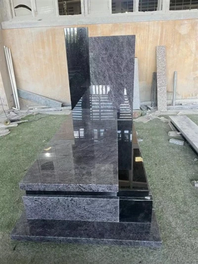 Nagrobek z niebieskiego granitu Bahama
